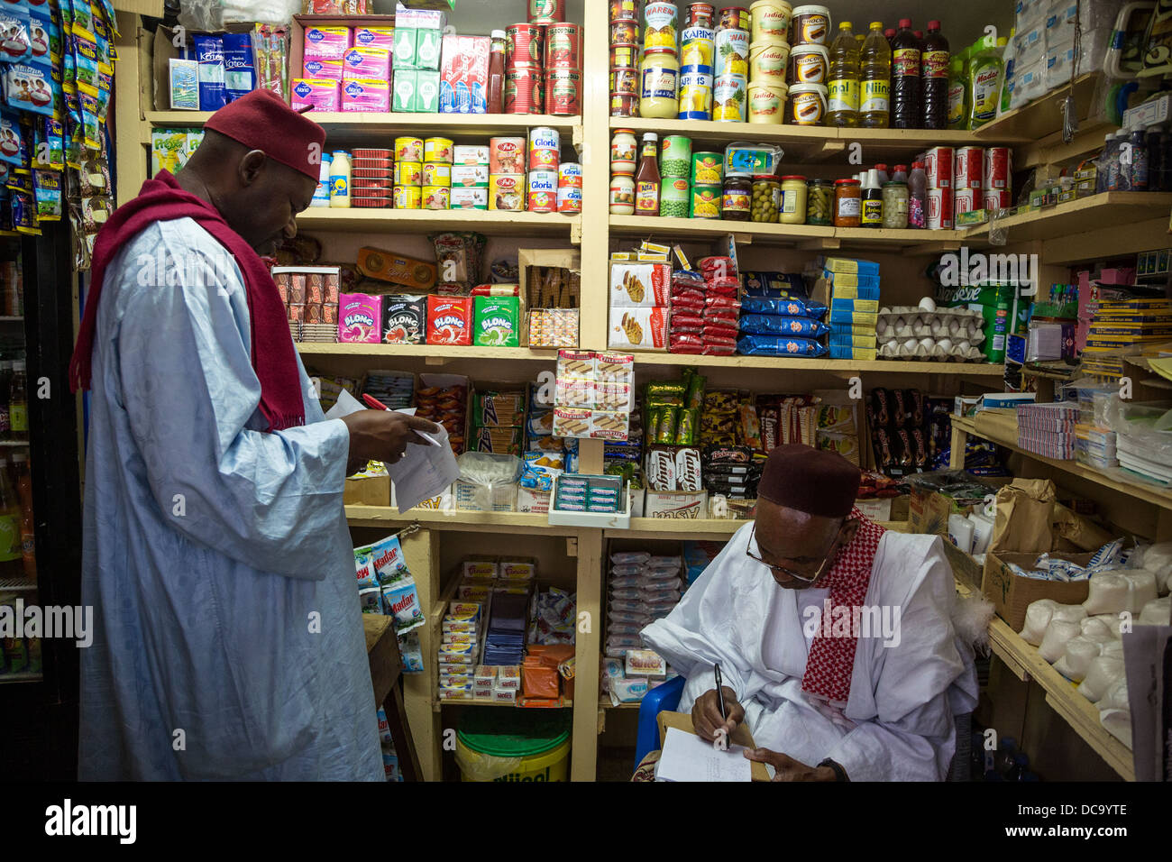 Zwei Männer in einem kleinen Lebensmittel und Sundries Shop, Goree Island, Senegal. Stockfoto