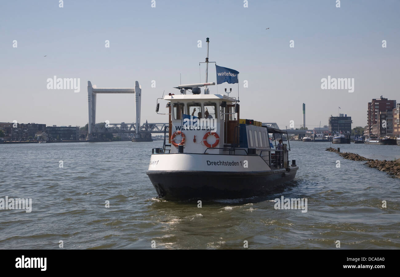 Kleinen Passagierfähre Wasserbus Boot überqueren Oude Maas Fluss Dordrecht und Zwijndrecht Niederlande Stockfoto