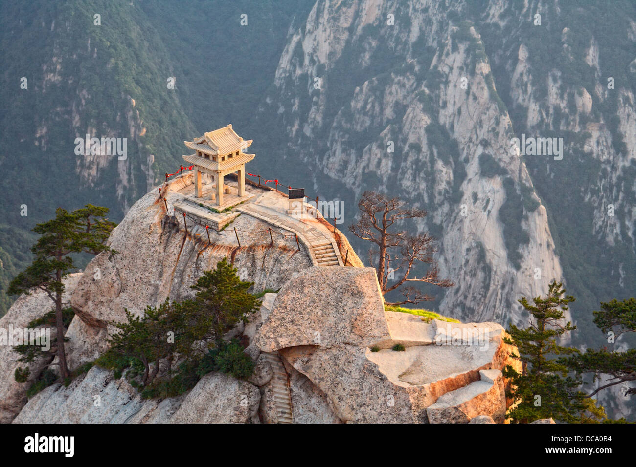 Stein-Pagode auf dem Ost-Gipfel des Heiligen Berges HuaShan Stockfoto