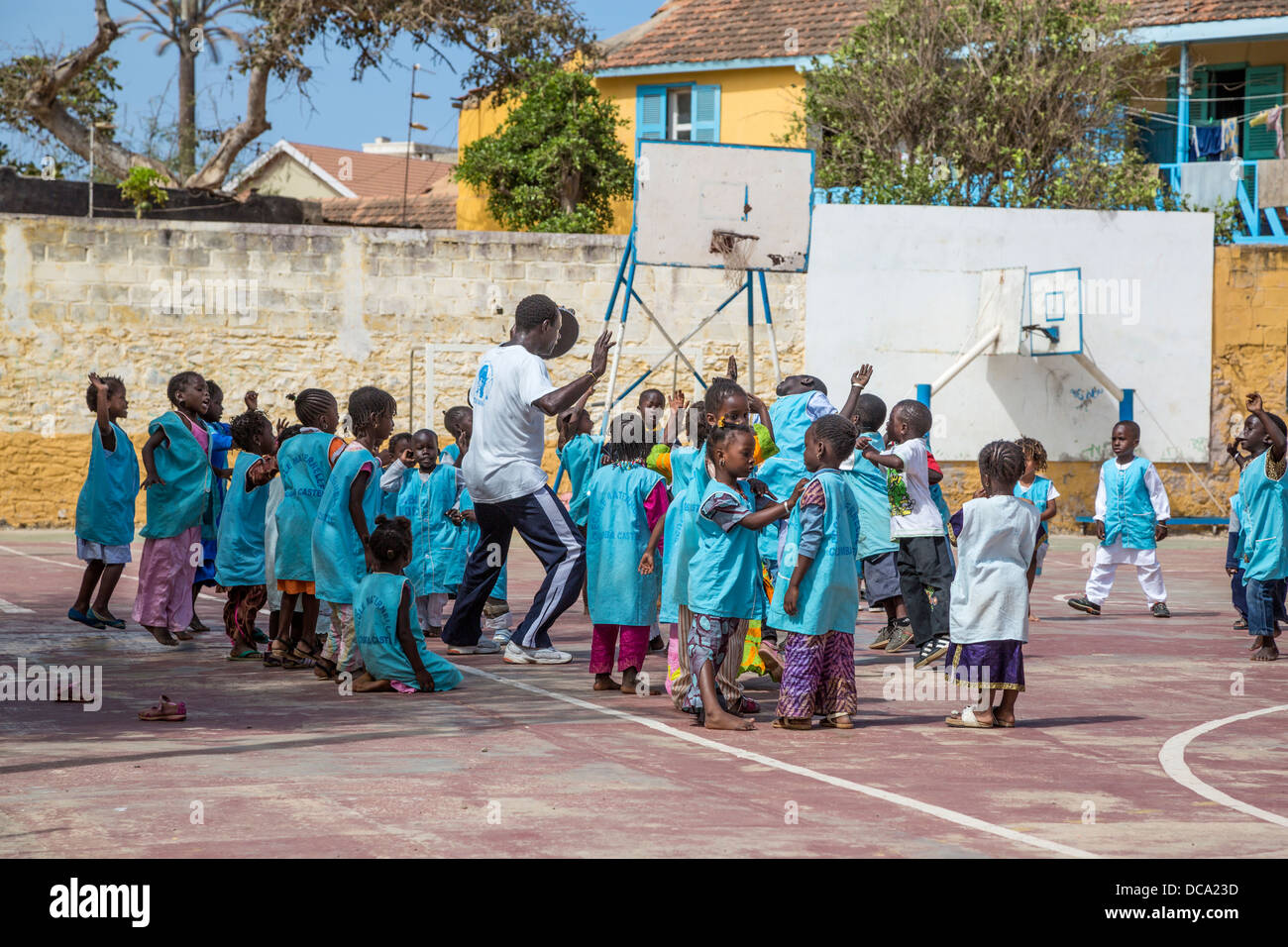 Grundschulkinder Gymnastik im Spielplatz, Goree Island, Senegal. Stockfoto