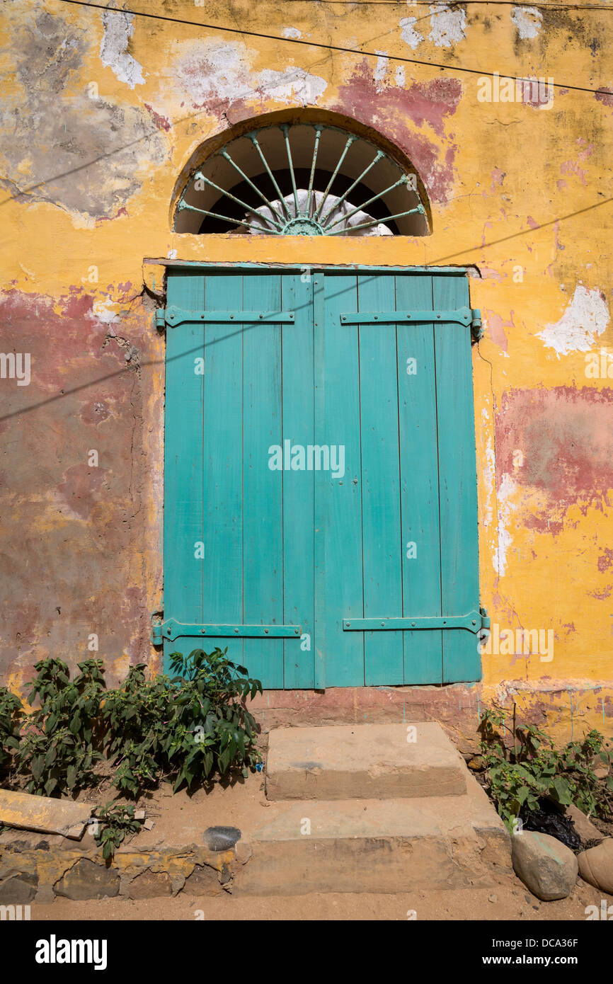 Aqua Tür, Privathaus, Goree Island, Senegal geschlossen. Stockfoto