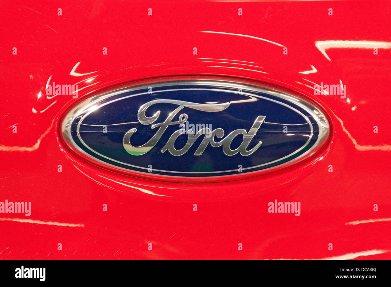 Ford-Logo auf einem Auto Stockfoto