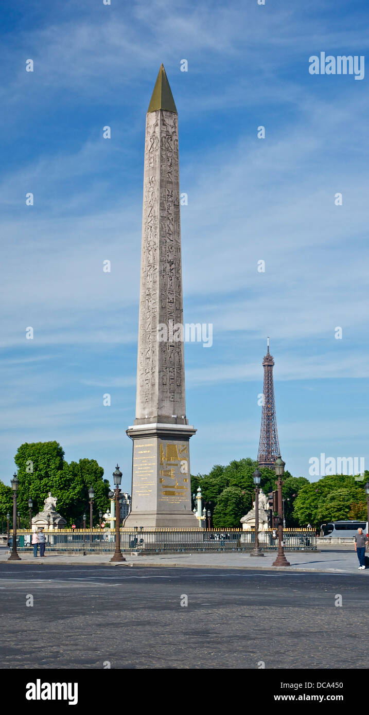Der Obelisk von Luxor und dem Eiffelturm, Place De La Concorde, von Nordosten gesehen Stockfoto