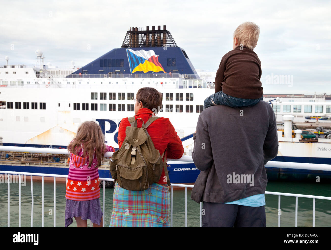 Eine Familie mit Kindern, die von Dover nach Calais Kanal überqueren, England, Frankreich, in Dover Fähre Reisen in den Urlaub fahren Stockfoto
