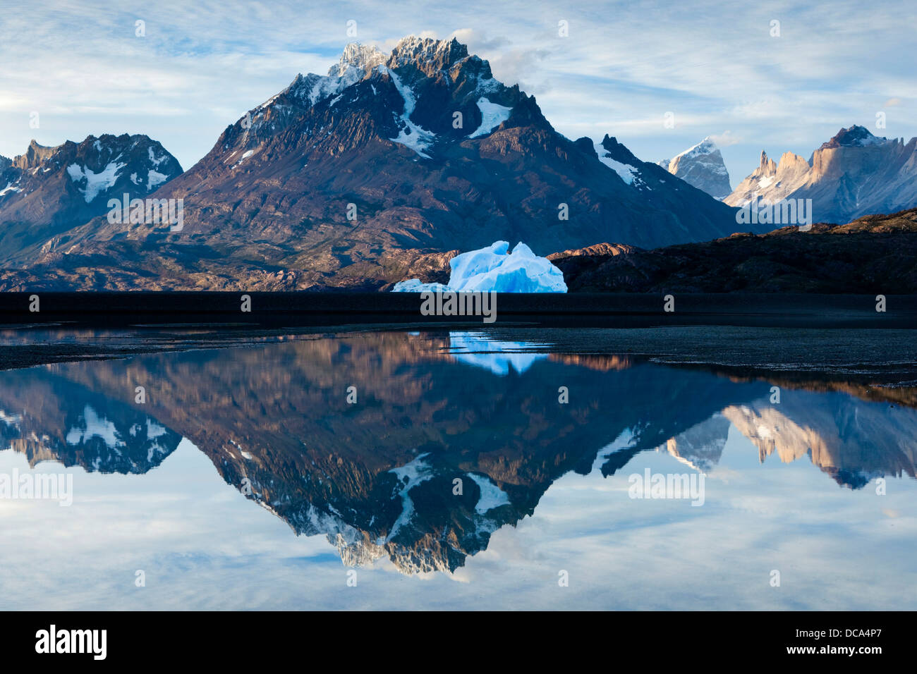 Graue See mit den Bergen Cerro Paine Grande, 3050m und Cumbre zentral, 2730m, im Abendlicht Stockfoto