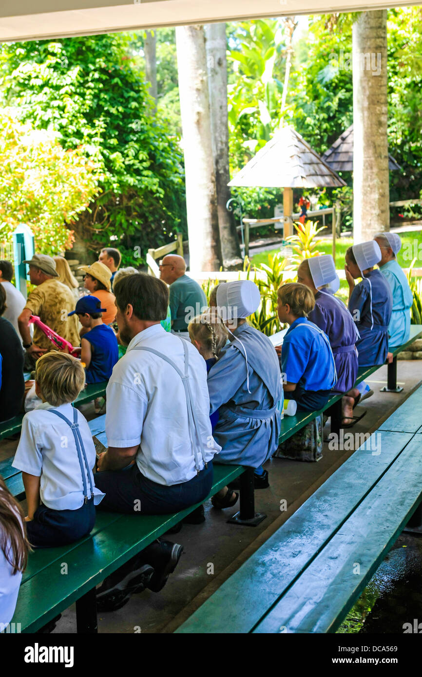 Amische Familie genießen Sie einen Tagesausflug in die Sarasota Jungle Gardens in Florida Stockfoto