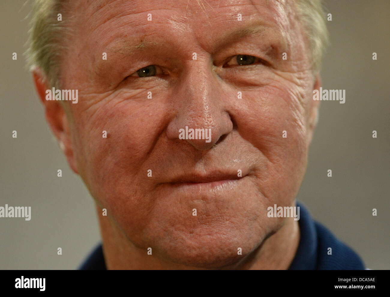 Head Coach Horst Hrubesch Deutschland reagiert vor der u-21 internationale Freundschaftsspiel zwischen Deutschland und Frankreich im Mage Solar-Stadion in Freiburg, Deutschland, 13. August 2013. Foto: Patrick Seeger/dpa Stockfoto