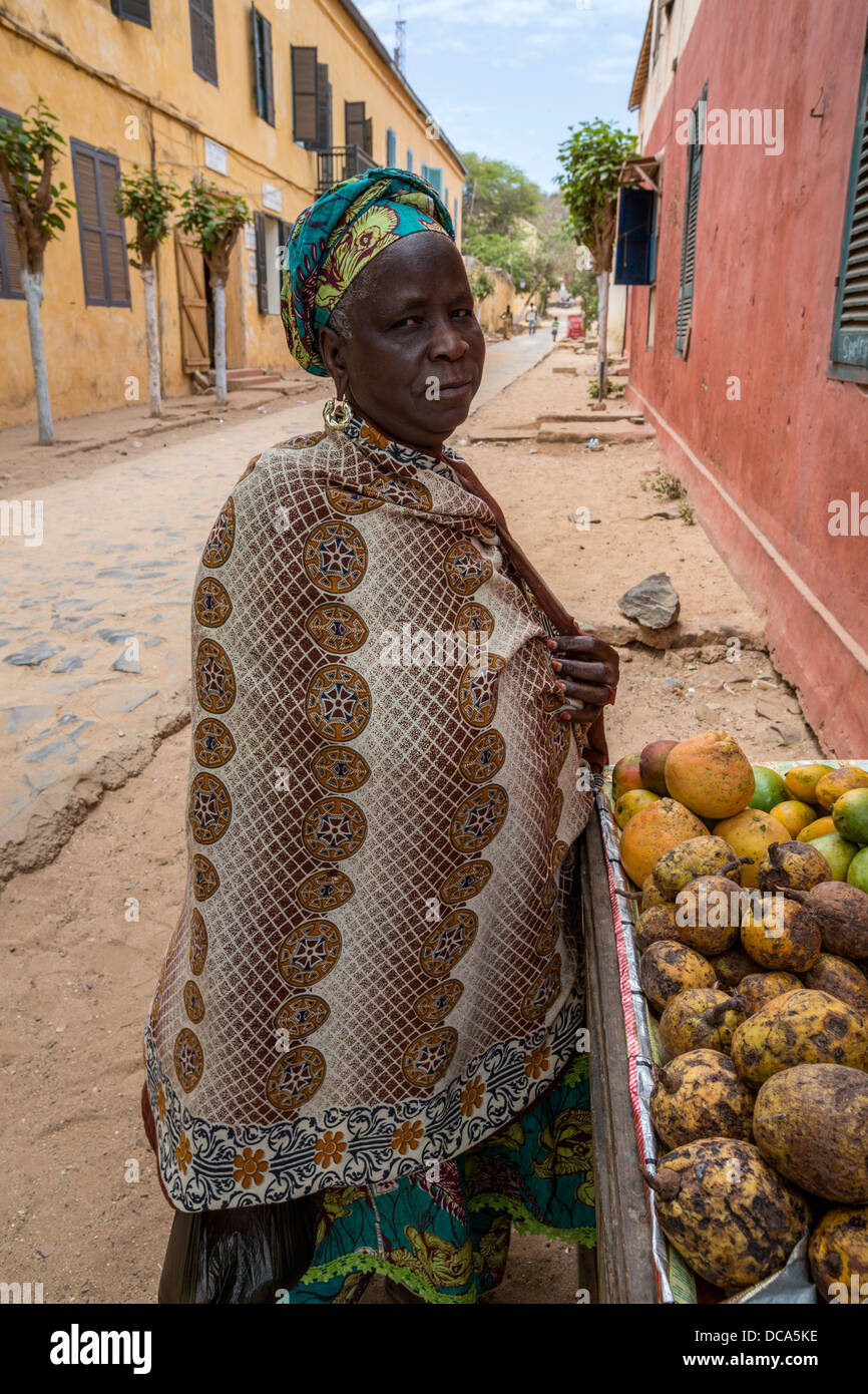 Frau verkaufen Obst, Goree Island, Senegal. Stockfoto