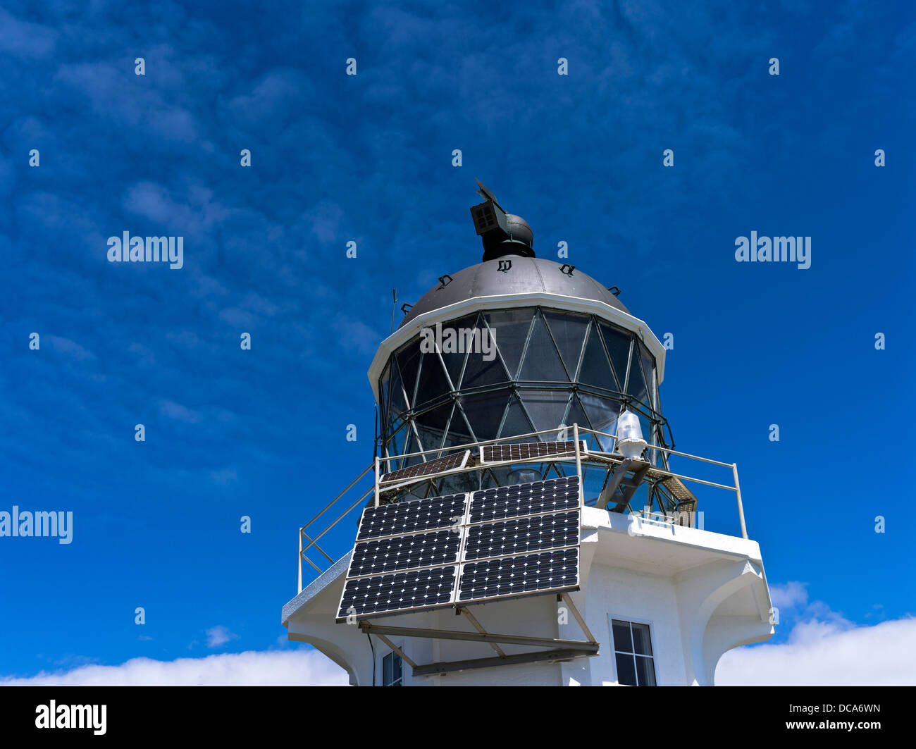 dh Cape Reinga Lighthouse CAPE REINGA NEW ZEALAND Lighthouse Leuchtfeuer Turm aus nächster Nähe Solarpaneele Stockfoto