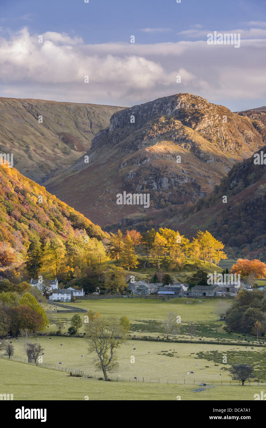 Ein Autumnal erschossen Blick über das Borrowdale-Tal in Richtung Rosthwaite Dorf und der fiel mit dem gleichen Namen. Stockfoto