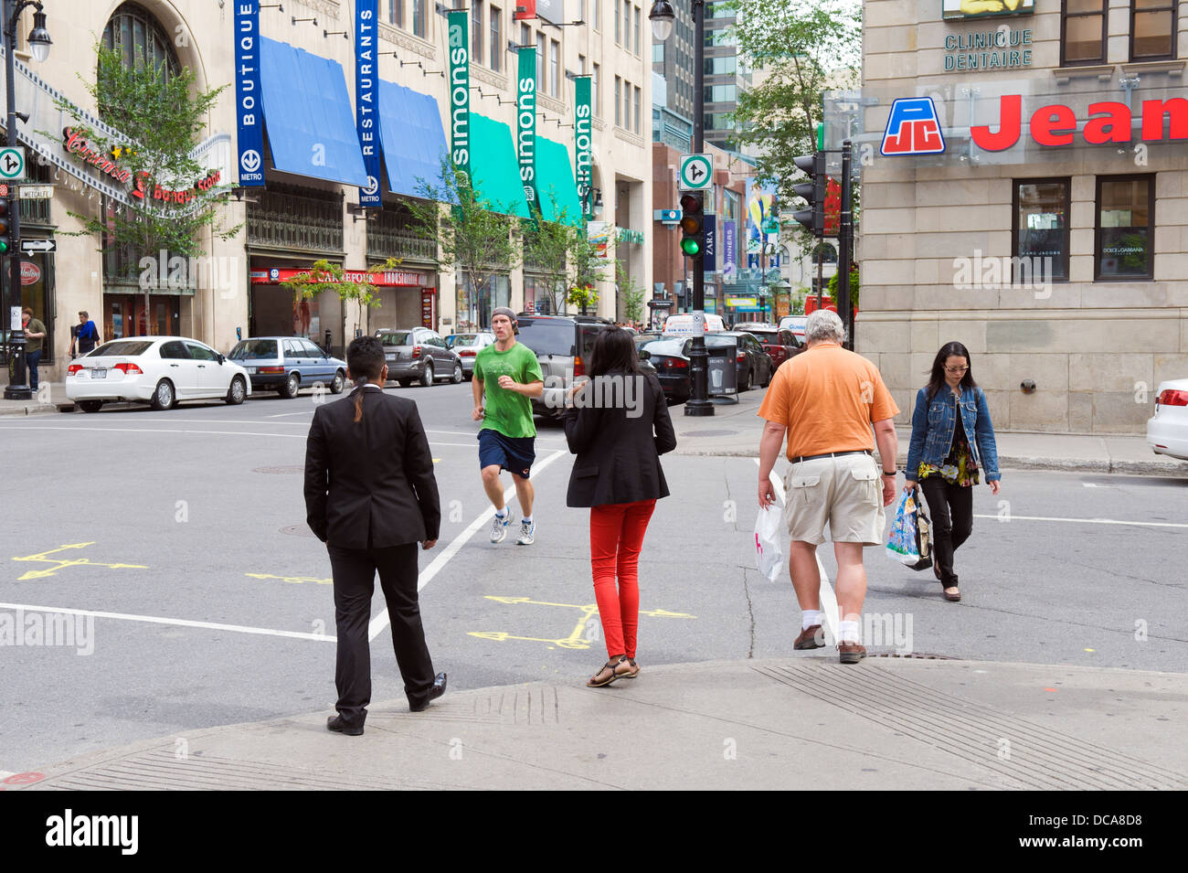 Fußgänger und Jogger, Innenstadt von Montreal, Québec, Kanada. Stockfoto