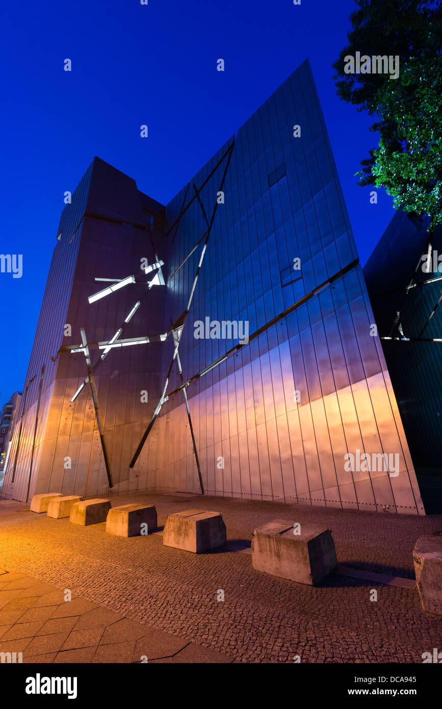 Nachtansicht des Judisches Museum oder Jüdisches Museum in Berlin Deutschland Stockfoto