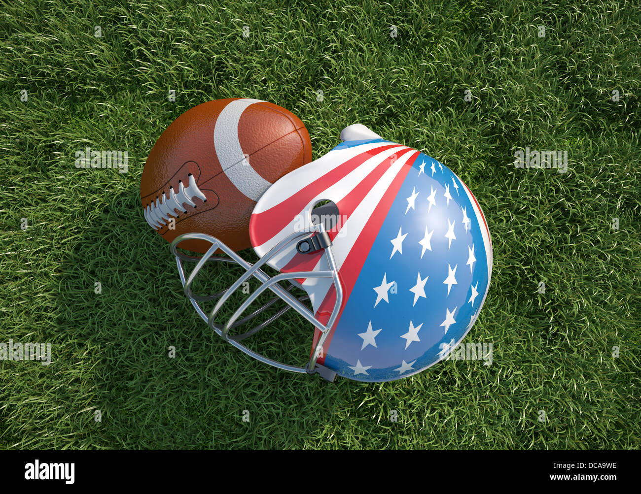 US-amerikanischer American-Football-Helm verziert als amerikanische Sternenbanner Flagge und Oval Ball, auf dem Rasen. Hautnah. Ansicht von oben. Stockfoto
