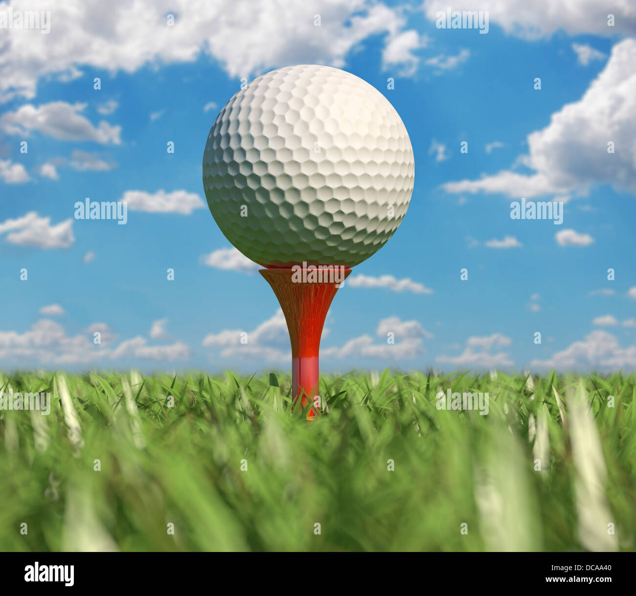 Golfball isoliert am Abschlag in den Rasen, Nahaufnahme, betrachtet aus dem Erdgeschoss mit Schärfentiefe-Effekt. Stockfoto