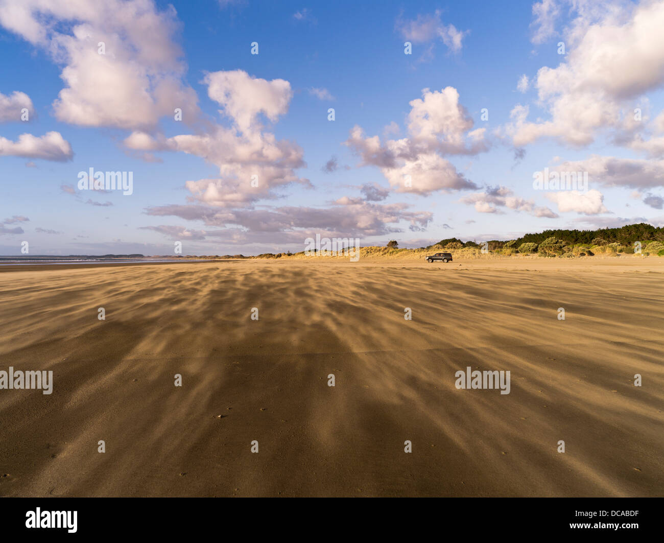 dh Ninety Mile Beach AHIPARA NEUSEELAND Wind weht Sand Sturm Strand Dünen Auto auf Küstenstraße Nordinsel Stockfoto