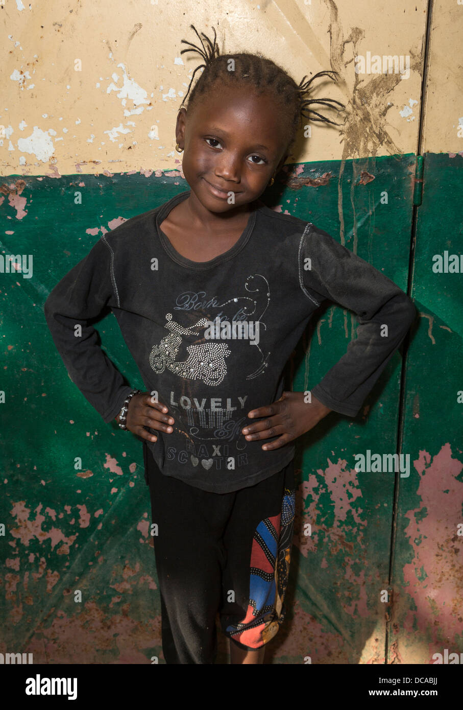 Senegalesische junges Mädchen und ihre Frisur, Goree Island, Senegal. Stockfoto