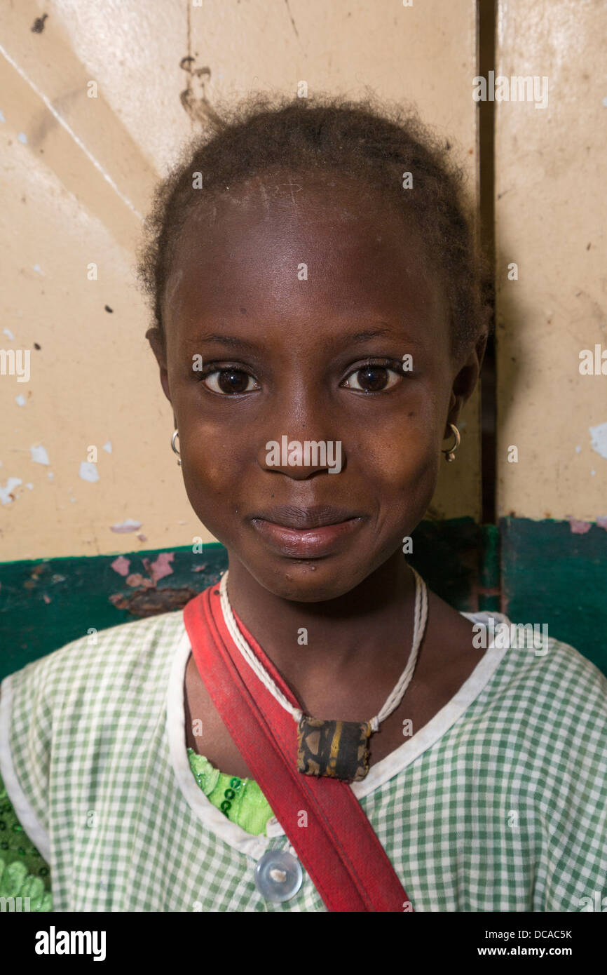 Senegalesischen Mädchens, Goree Island, Senegal. Sie trägt ein Amulett um sie herum weiter, wahrscheinlich mit einem Koran Zitat im Inneren. Stockfoto