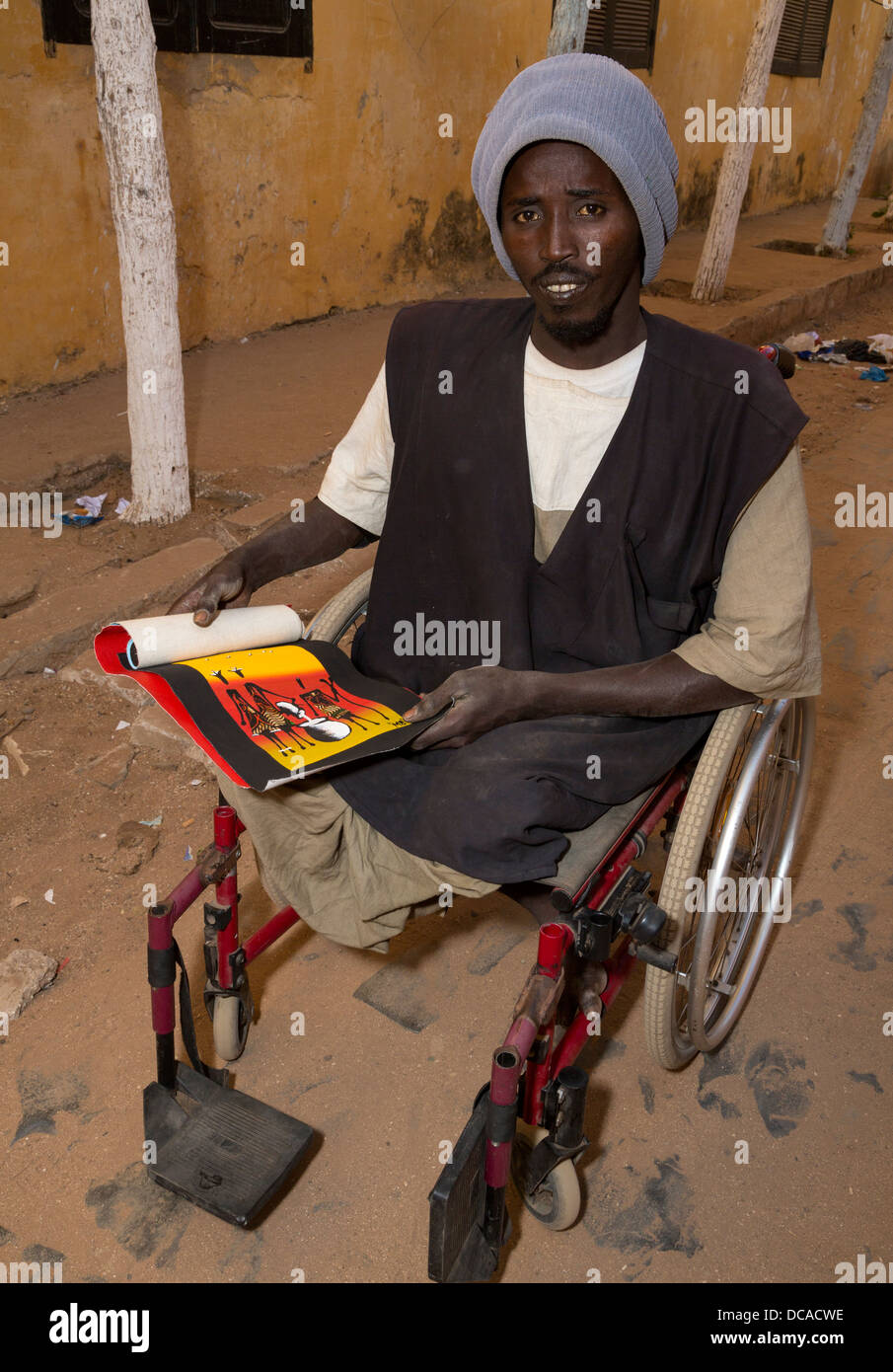 Behinderte Künstler im Rollstuhl, Goree Island, Senegal. Stockfoto
