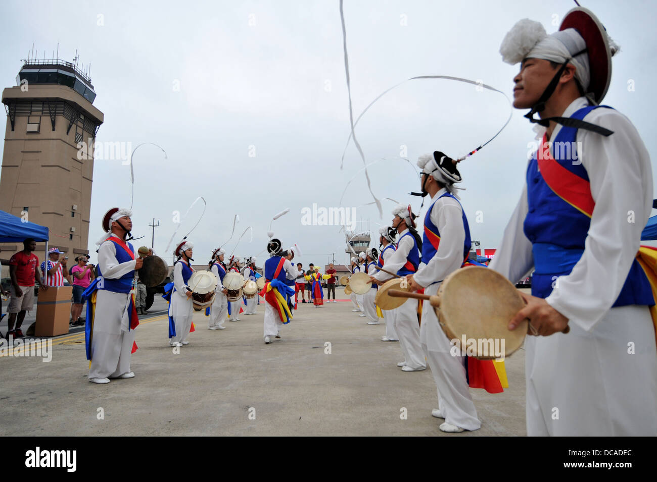 Pyeongtaek Nong-ak, einer koreanischen Folkloregruppe führt während Liberty Fest auf Osan Air Base, Republik Korea, 4. Juli 2013. Pyeongtaek Nong-ak-Leistung war eines der vielen Veranstaltungen in Liberty Fest auf einer live-Unterhaltung, Imbissstände, s Stockfoto