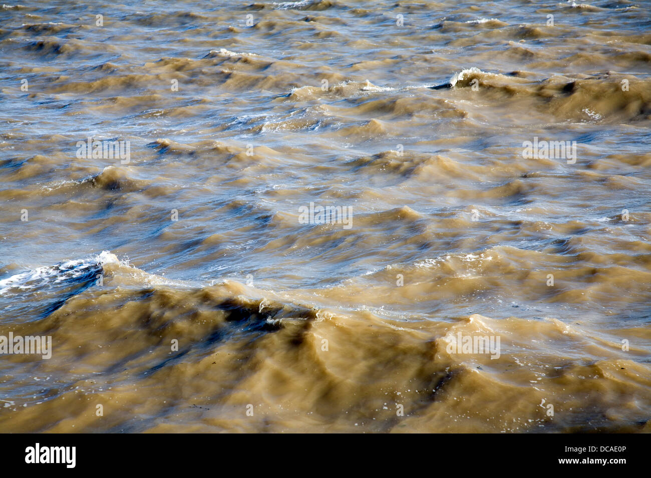 Aufgewühlte braunen Meer tragen Sedimente in der Schwebe Dovercourt Harwich Essex England Stockfoto