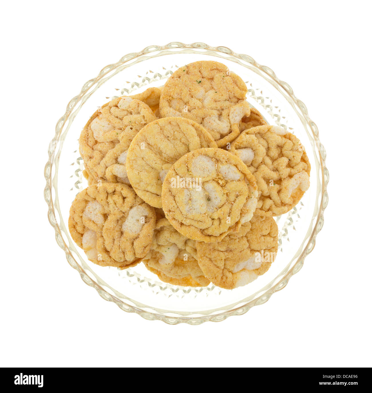 Draufsicht auf Gluten freie Soja-chips in einer Schale auf einem weißen Hintergrund. Stockfoto