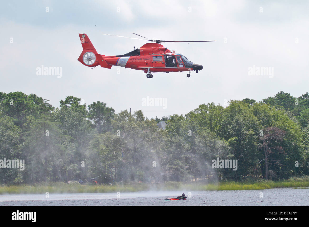US Air Force Piloten aus der 177. Kämpfer-Flügel, New Jersey Air National und eine Rettung Besatzungen fliegen einen HH - 65C Dolphin-Helikopter von U.S. Coast Guard Air Station Atlantic City beteiligte sich an einer gemeinsamen Übung in Port Republic, N.J. am 9. August. Stockfoto
