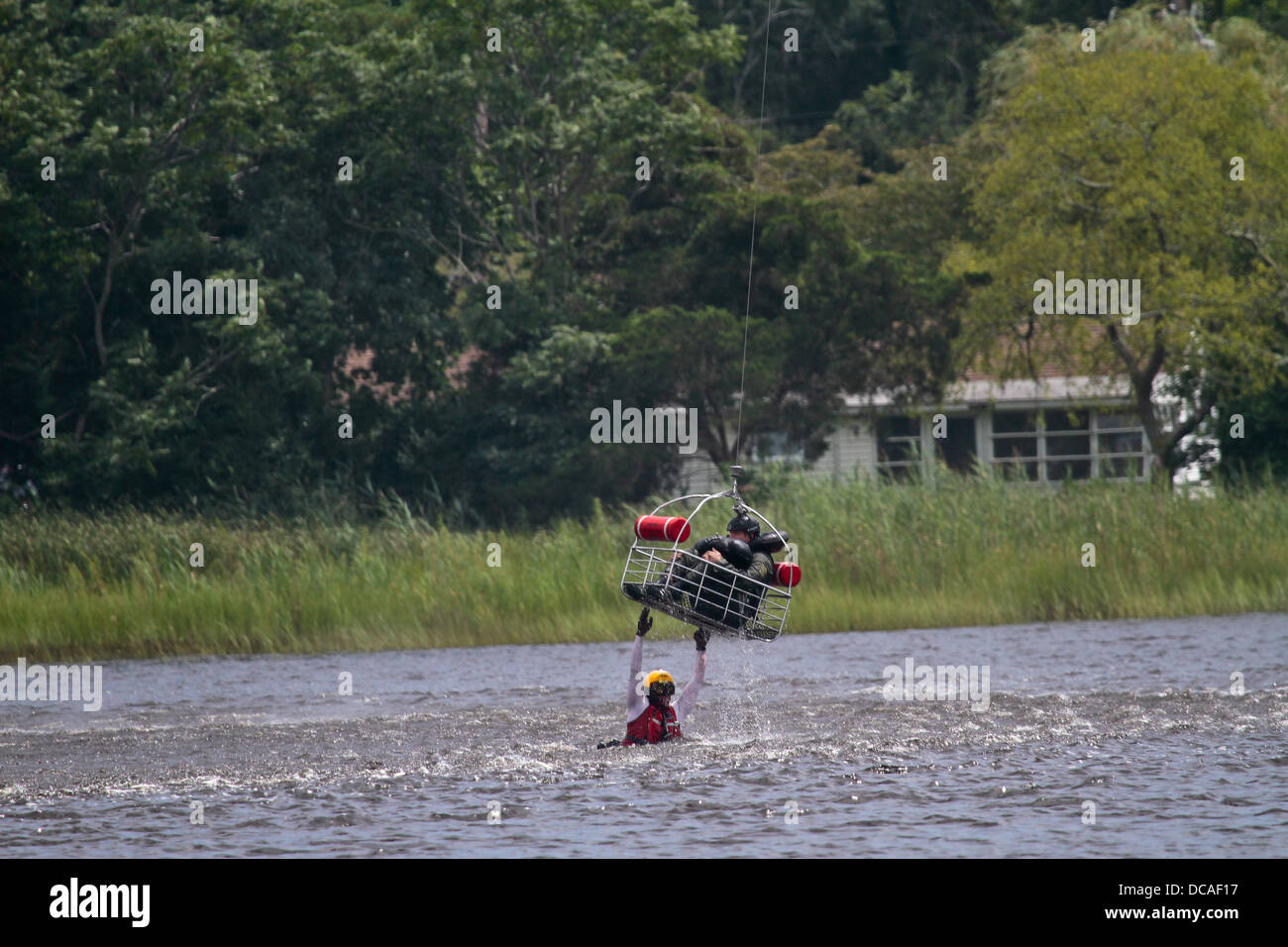 US Air Force Piloten aus der 177. Kämpfer-Flügel, New Jersey Air National und eine Rettung Besatzungen fliegen einen HH - 65C Dolphin-Helikopter von U.S. Coast Guard Air Station Atlantic City beteiligte sich an einer gemeinsamen Übung in Port Republic, N.J. am 9. August. Stockfoto
