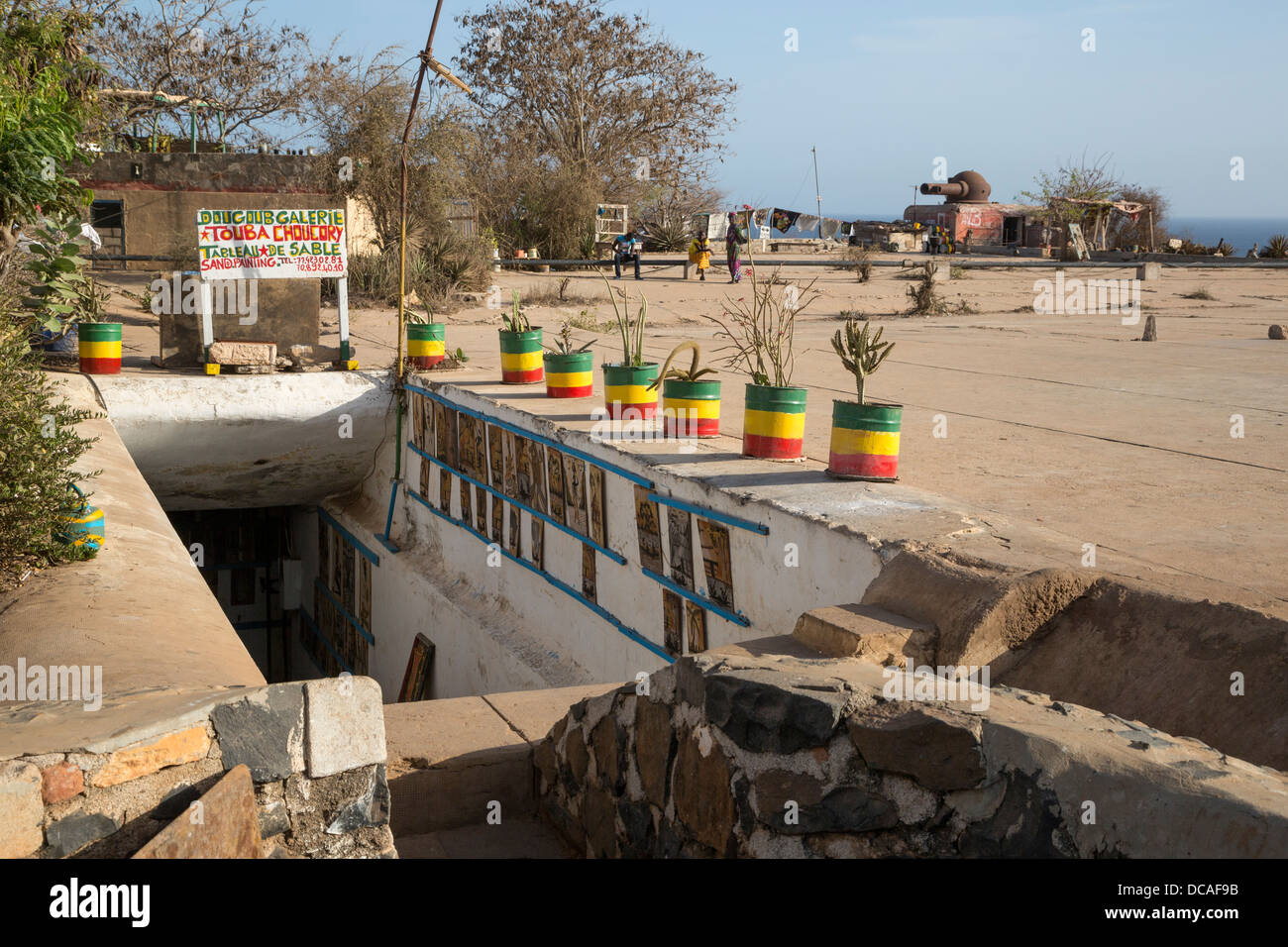 Künstler haben heute angeeignet Weltkrieg Befestigungsanlagen ihre Ateliers und schlafen Unterstände zu sein. Goree Island, Senegal. Stockfoto
