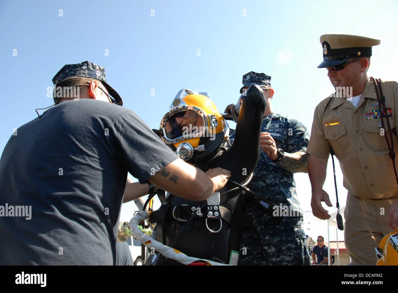 Navy Diver 1. Klasse Ernesto Alonzo, zugewiesene Reserve Unterwasser Rescue-Befehl, spiegelt sich in den Tauchgang Helm des Navy Diver Stockfoto