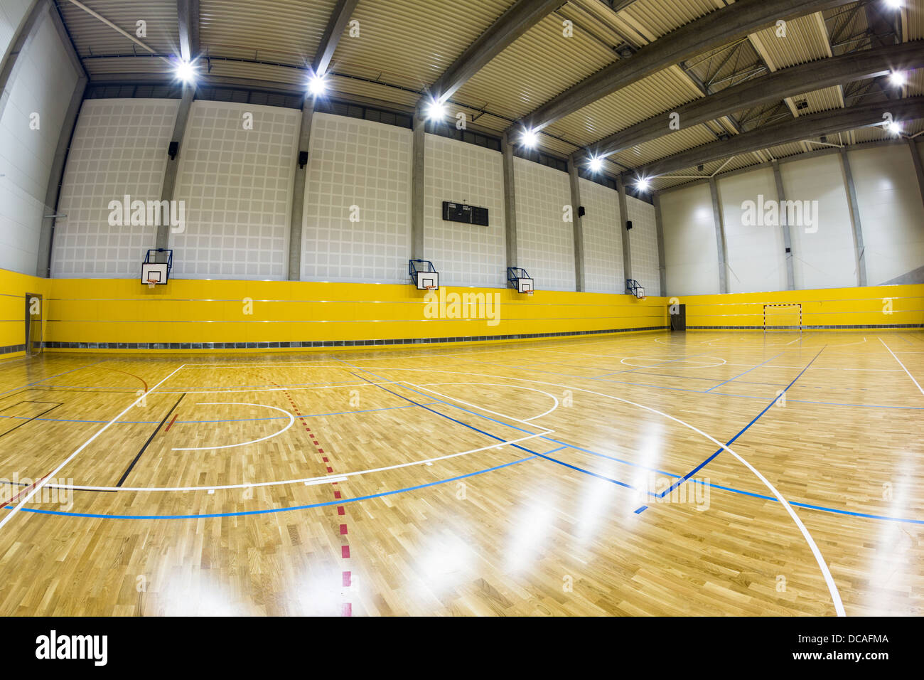 Einrichtung einer modernen Mehrzweck-Sporthalle Stockfoto