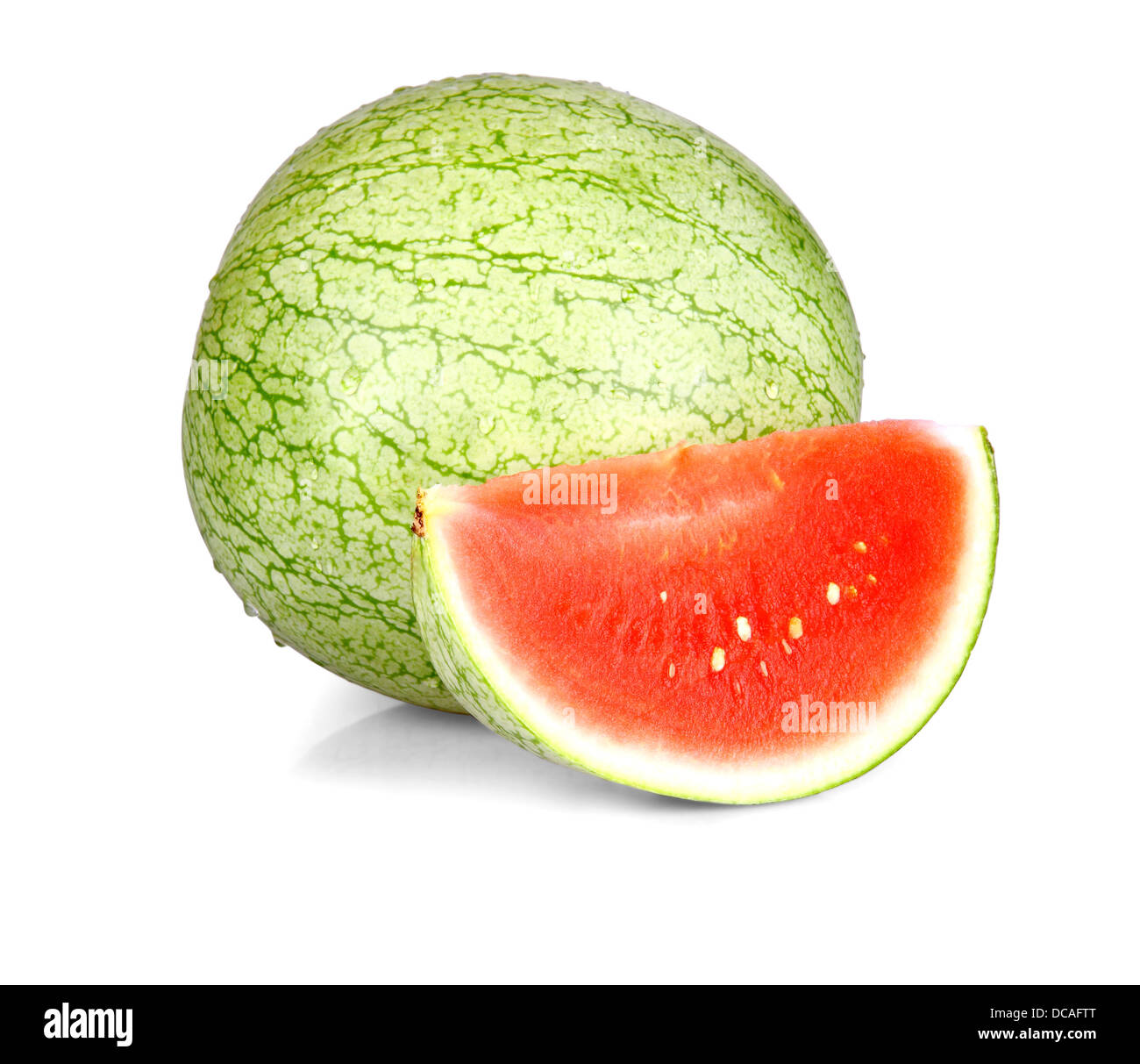 Ganze und Scheibe reife Wassermelone mit Wassertropfen, isoliert Stockfoto