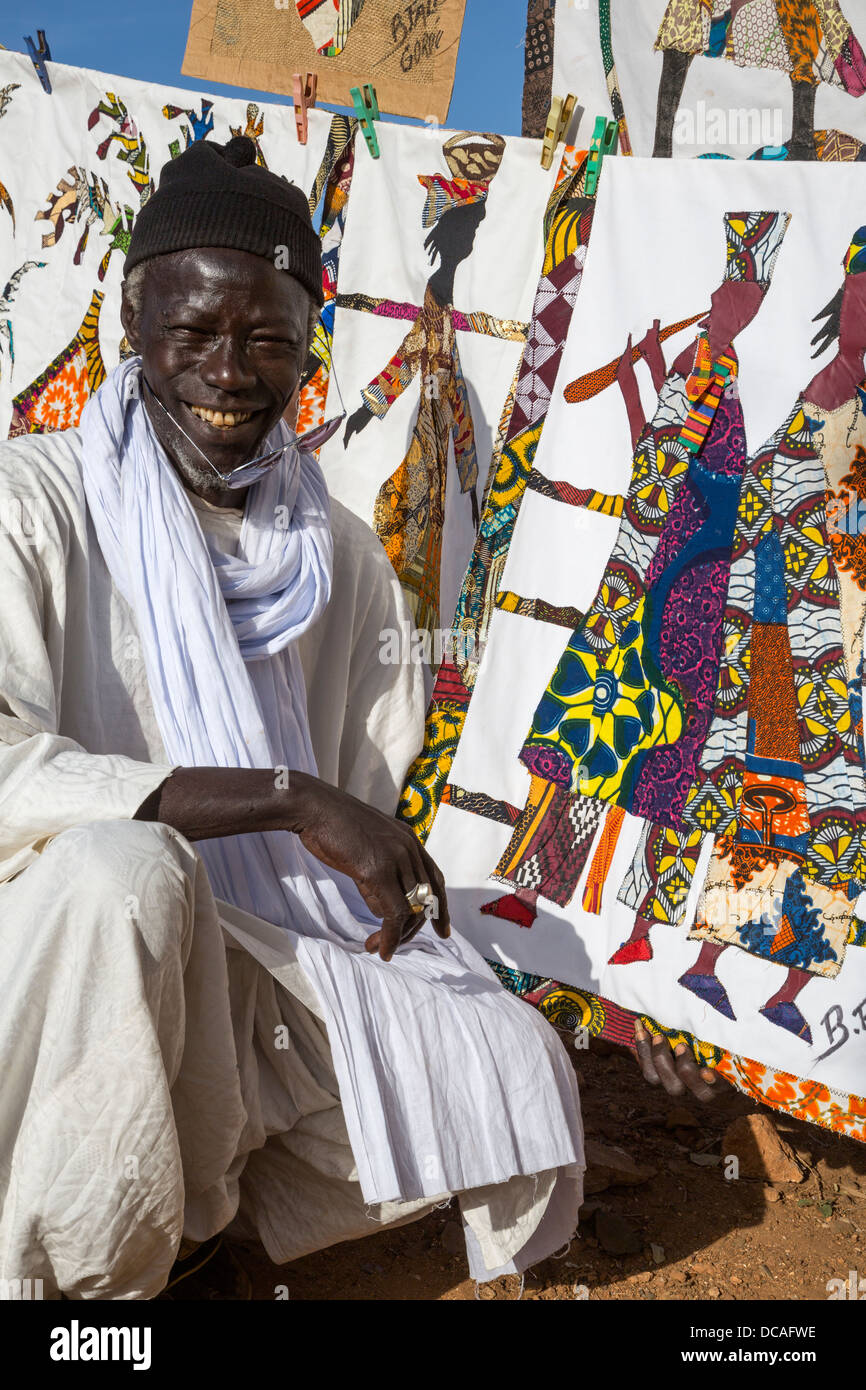 Stoff-Künstlers Bara Herbst und sein Werk, Goree Island, Senegal. Stockfoto