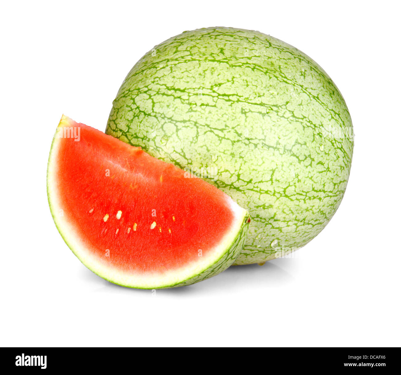 Ganze und Scheibe reife Wassermelone mit Wassertropfen, isoliert Stockfoto