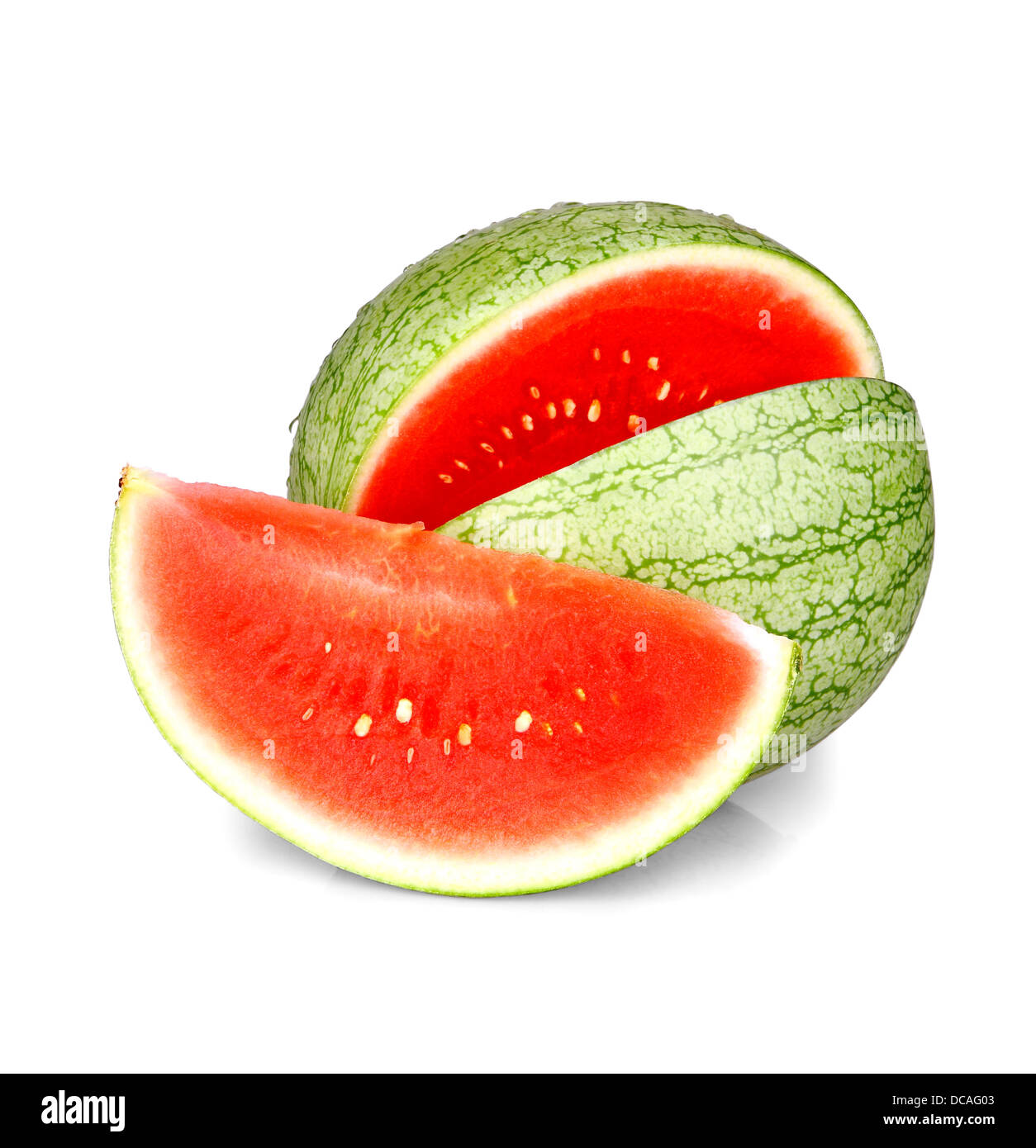 Scheibe reife Wassermelone mit Wassertropfen, isoliert Stockfoto