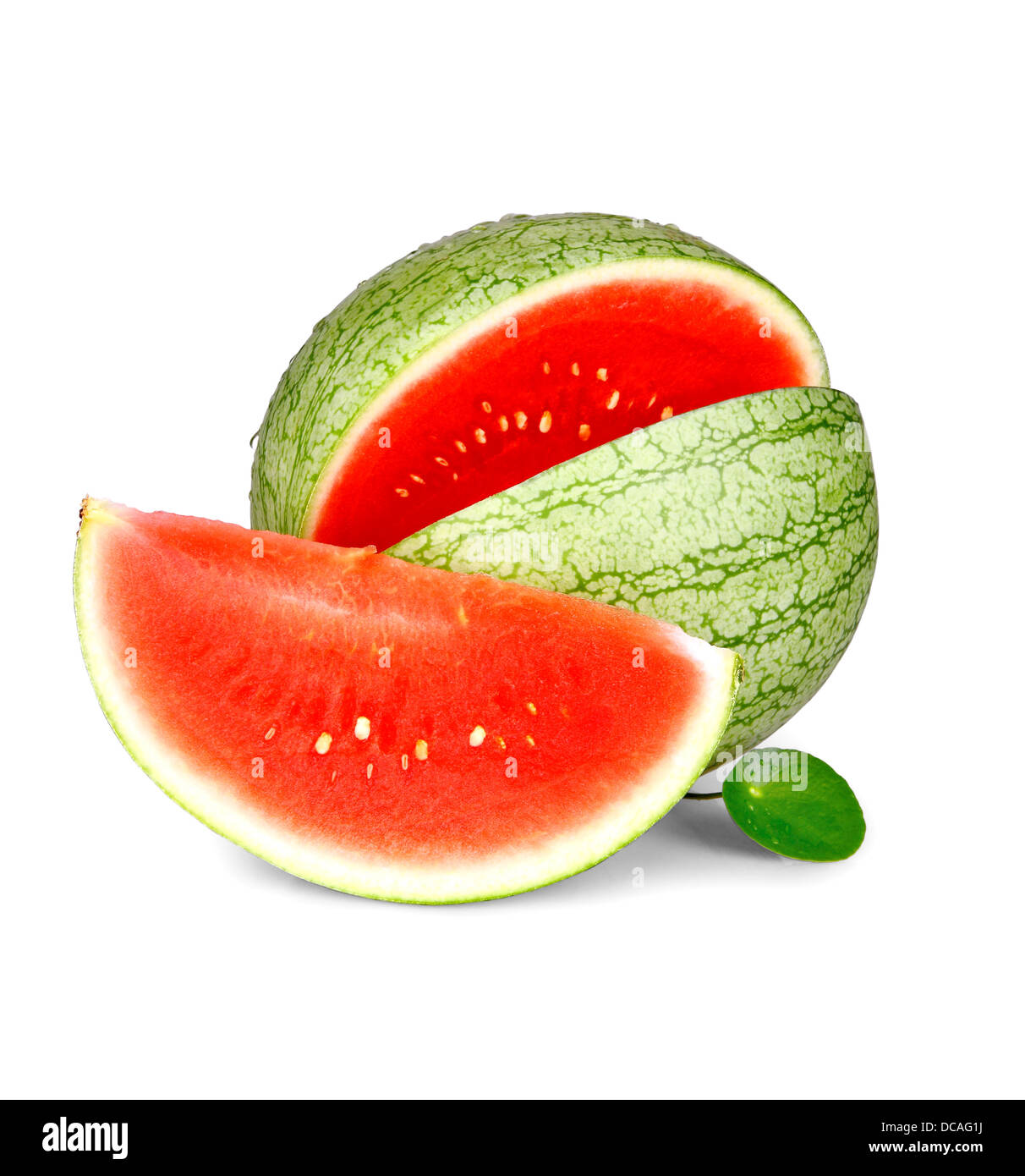 Scheibe reife Wassermelone mit Wassertropfen und grünes Blatt, isoliert Stockfoto