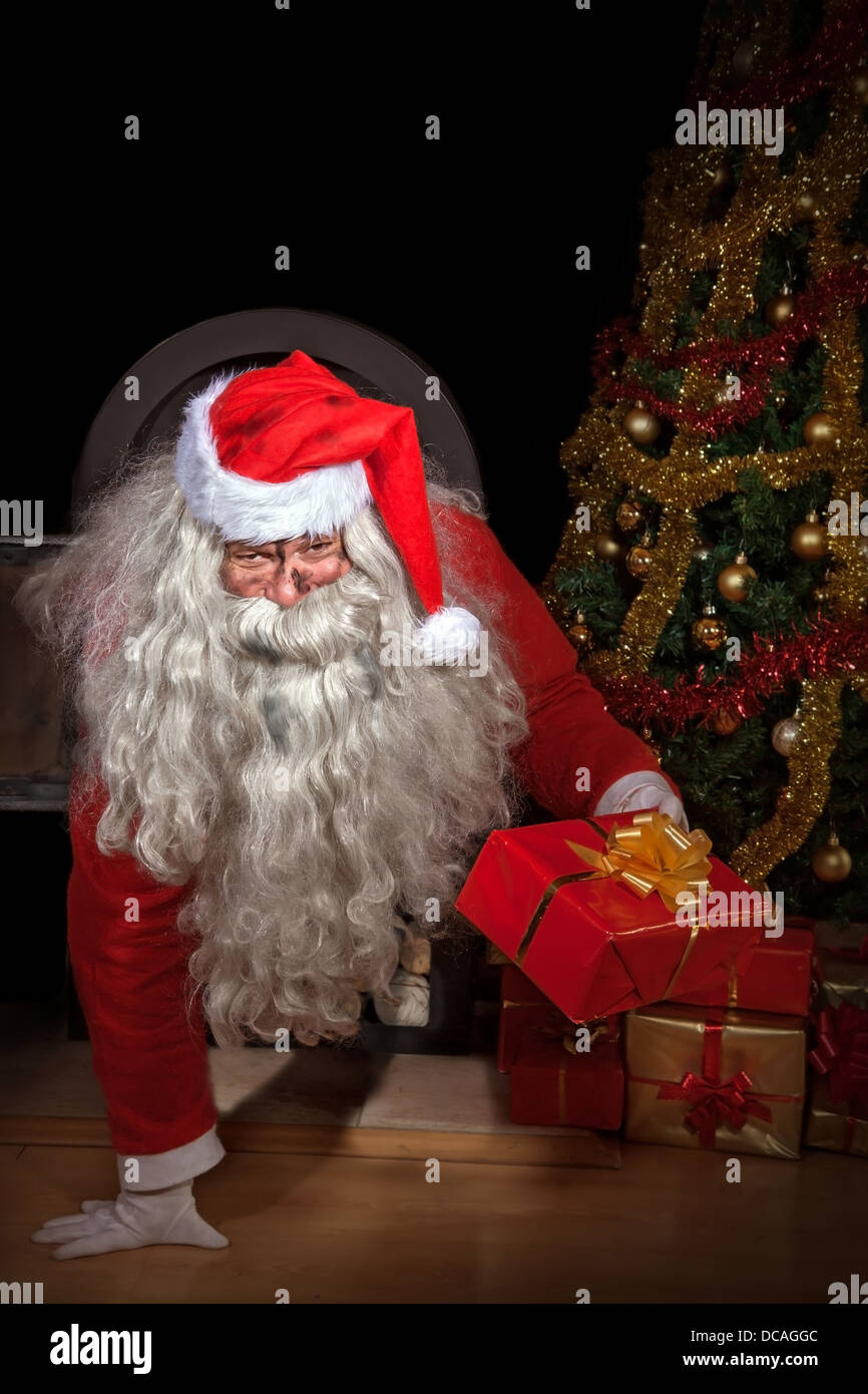 Santa Claus kommt aus dem Ofen Stockfoto