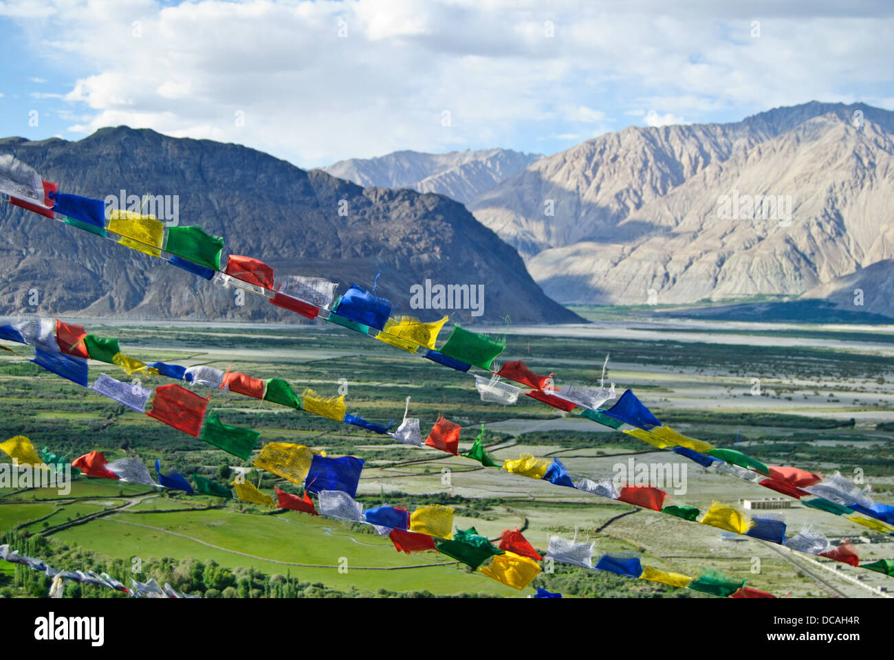 Gebetsfahnen winken über dem Hochland des Nubra-Tal Stockfoto