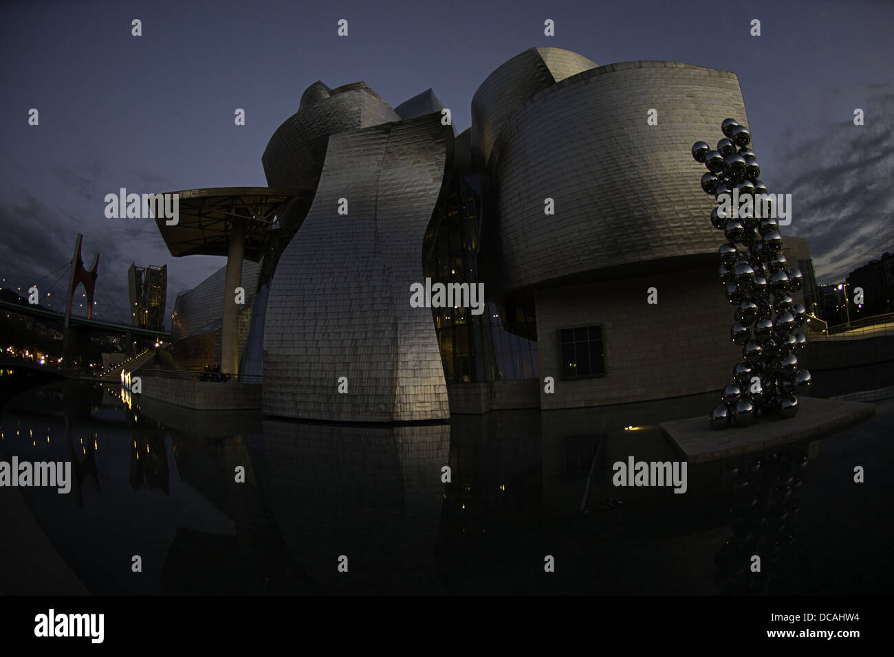 Guggenheim Bilbao in Spanien in der Nacht fallen Stockfoto