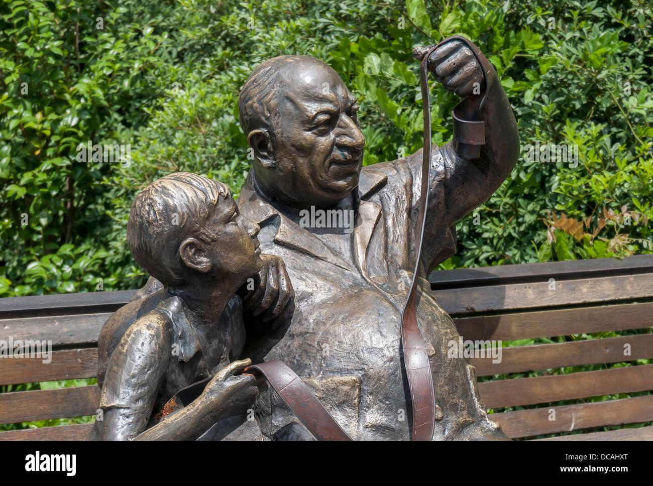 Statue von jungen und älteren Mann Blick auf Filmstreifen, Kutaissi, Georgien Stockfoto