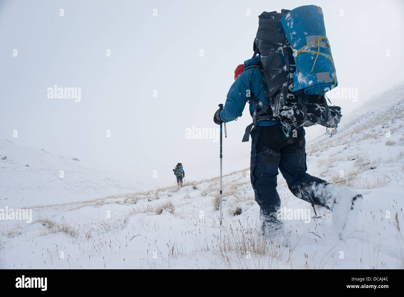 Geringe Aussicht auf Backpacker. zurück von alpinen Expedition kommen, aber im Winter Bedingungen. kokshaal zu bergen. Kirgisistan. Asien Stockfoto