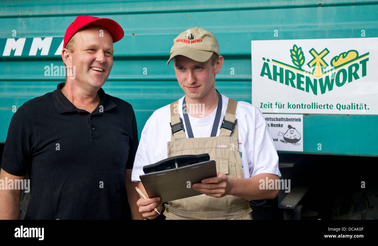 Bauer Thomas Henkel (L) und Master of Silo tony Michel Stand im Labor an der Dresdner Muehles Mühlen in Dresden, Deutschland, 14. August 2013. Viele Landwirte in Sachsen bringen ihr Getreide direkt in die Mühle während der anstrengenden Erntezeit. Foto: OLE SPATA Stockfoto