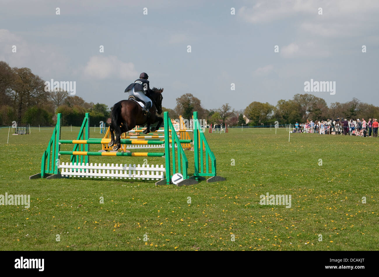 Junge Reiterin während Springprüfung in Suffolk Horse Show. Showgrounds Ipswich, Suffolk, UK. Stockfoto