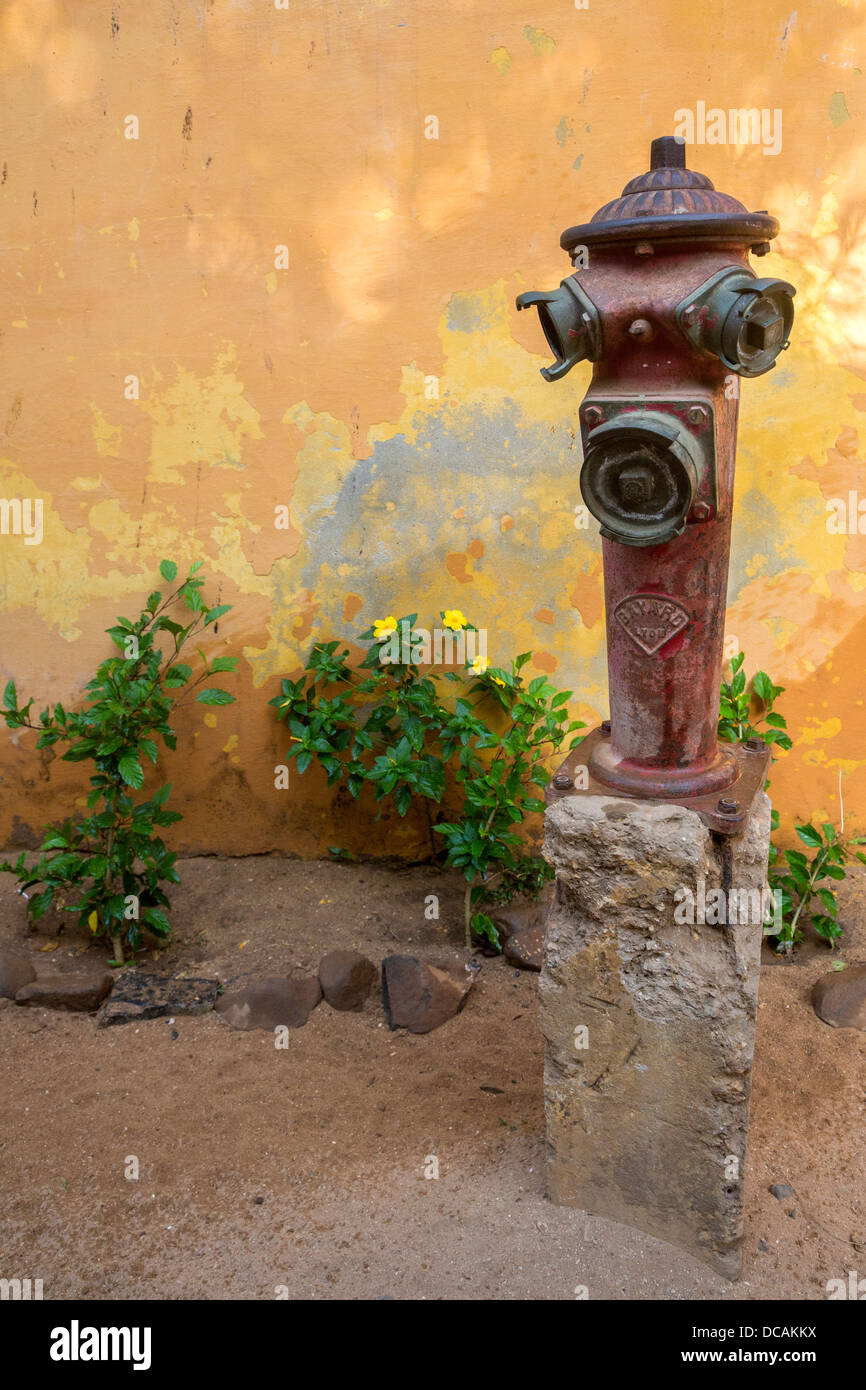 Alten Hydranten in einer Wohnstraße, Goree Island, Senegal. Stockfoto