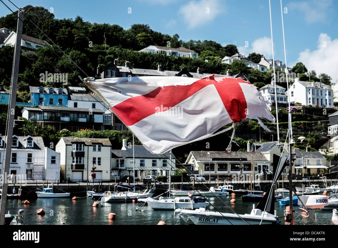 Ein ausgefranstes Kreuz von St. George, Flagge von einem Boot in Looe vertäut. Stockfoto