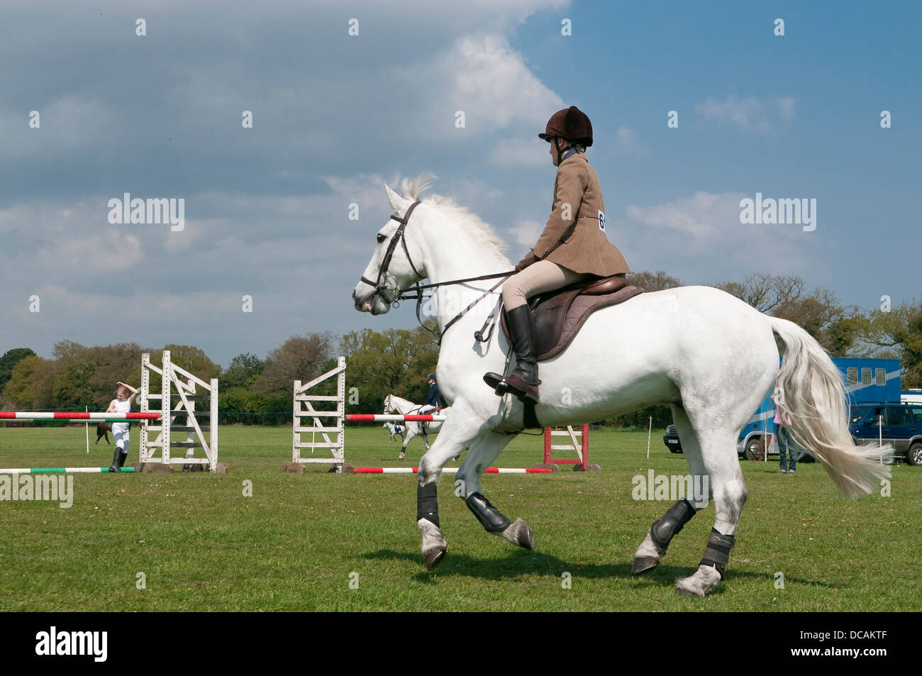 Junge Reiterin während Springprüfung in Suffolk Horse Show. Showgrounds Ipswich, Suffolk, UK. Stockfoto