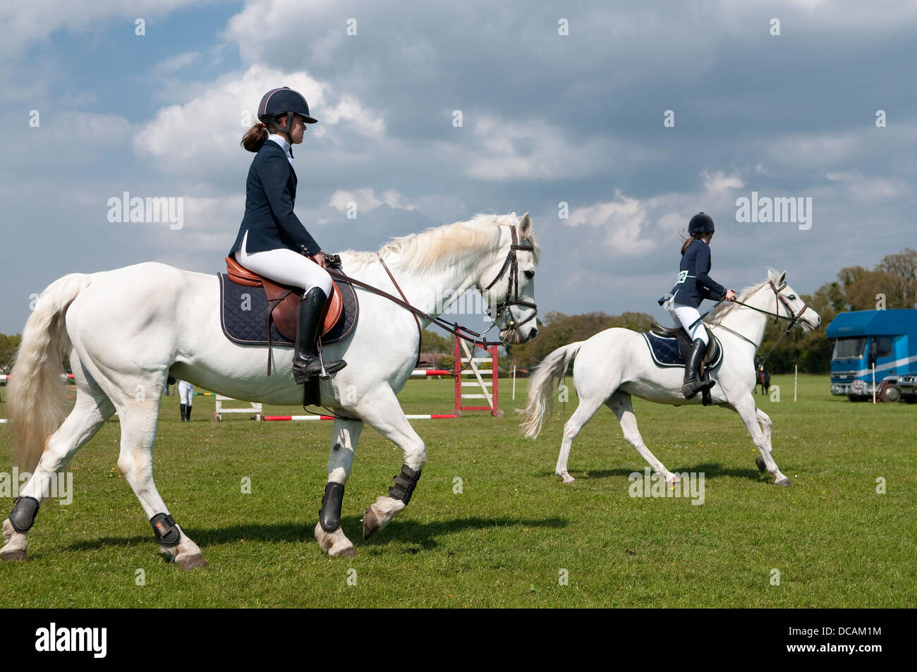 Junior-Klasse Reiter während Springprüfung in Suffolk Horse Show. Showgrounds Ipswich, Suffolk, UK. Stockfoto
