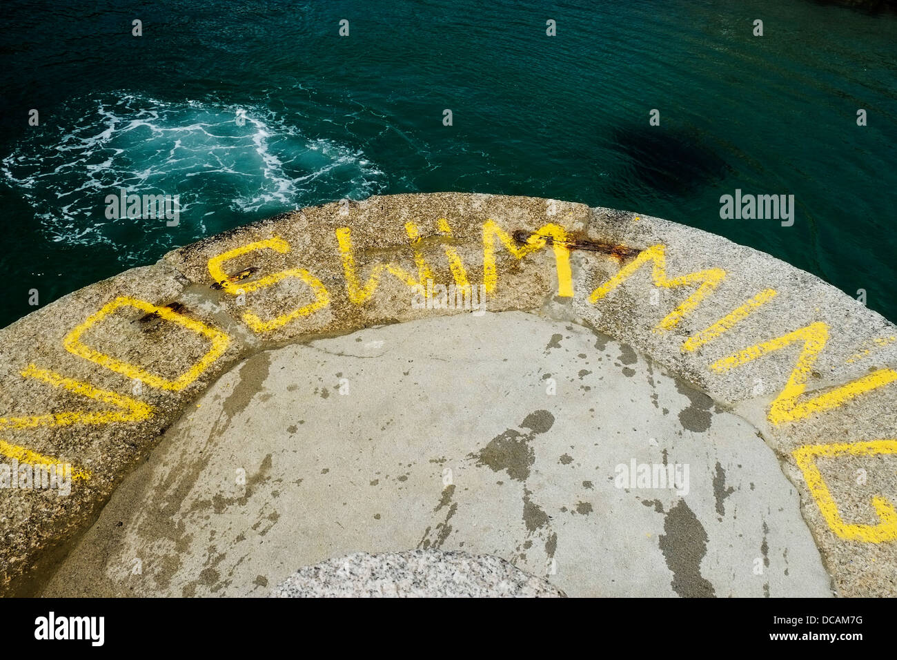 Kein Schwimmunterricht malte am Ende des Kais in Looe. Stockfoto