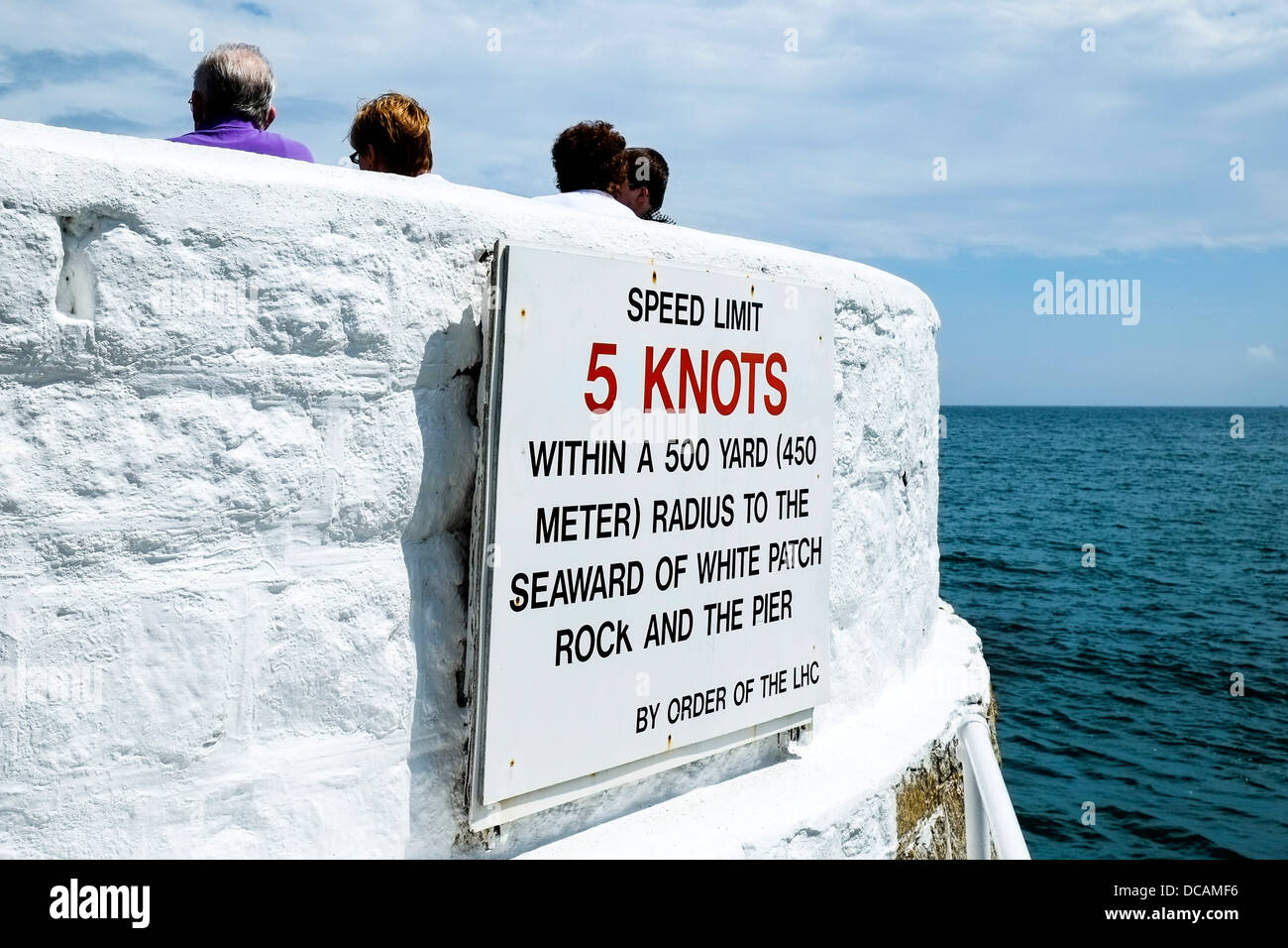 Eine Geschwindigkeit Warnschild an der Wand des Banjo Piers in Looe. Stockfoto