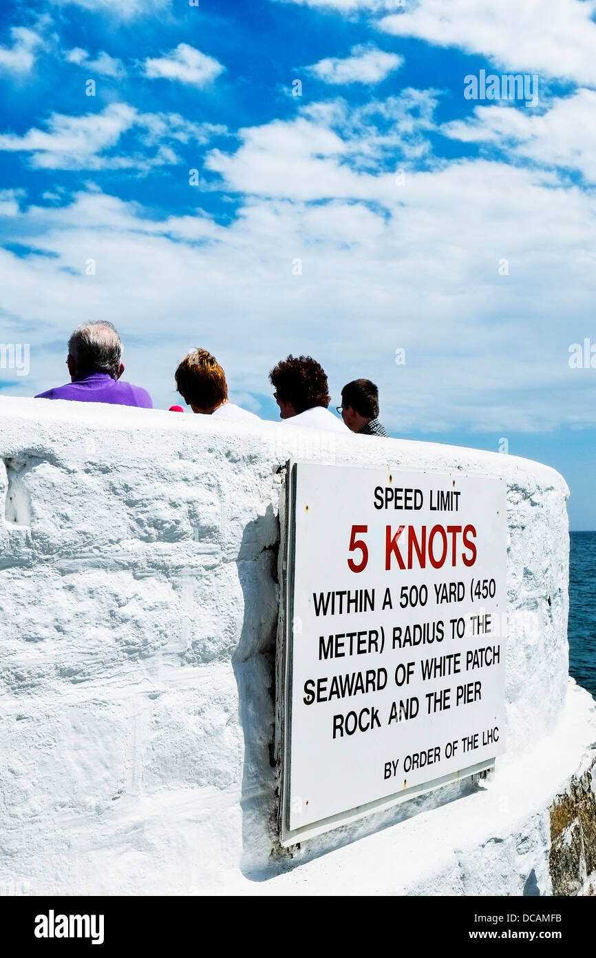 Eine Geschwindigkeit Warnschild an der Wand des Banjo Piers in Looe. Stockfoto