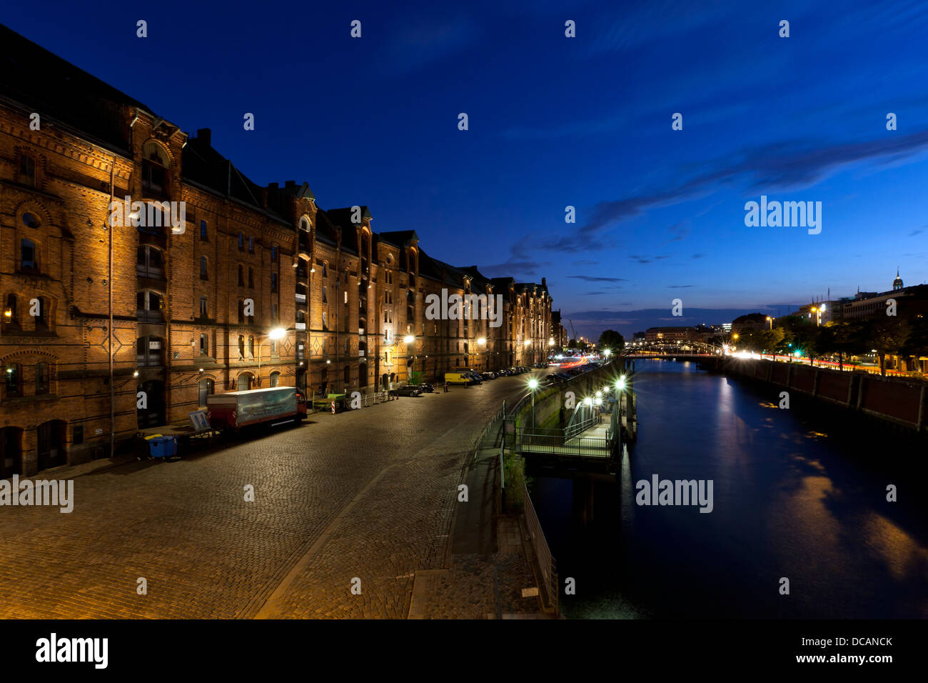 Speicherstadt Bezirk Hamburg, historische Lagerhäuser am Innenhafen (Binnenhafen) in der Nacht Stockfoto